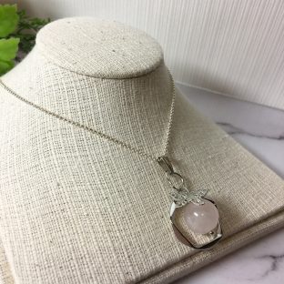 天然石 ローズクォーツ 蝶々モチーフペンダントトップ