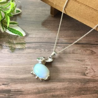 天然石 オパール02 うさぎモチーフ ペンダントトップ